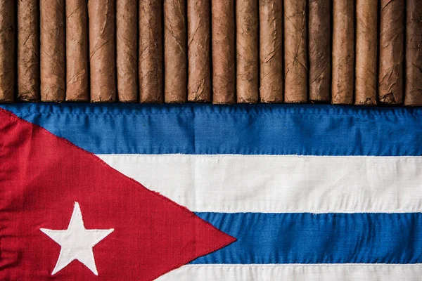 Charutos cubanos e bandeira cubana, vista superior — Fotografia de Stock