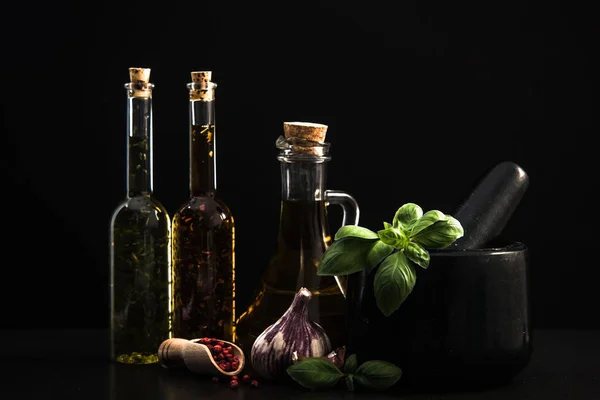 Podána olivového oleje, bylinky a koření — Stock fotografie