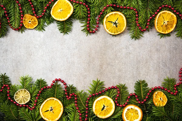 Adornos de Navidad y fondo de abeto —  Fotos de Stock