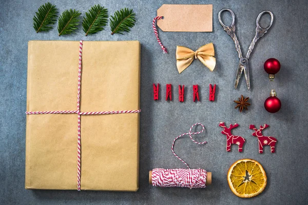 Preparando presente Chrstmas, embalagem — Fotografia de Stock