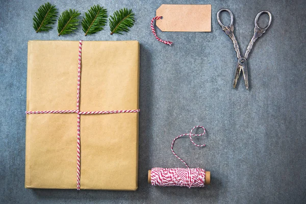 Упаковка рождественский подарок для книжного червя человек — стоковое фото