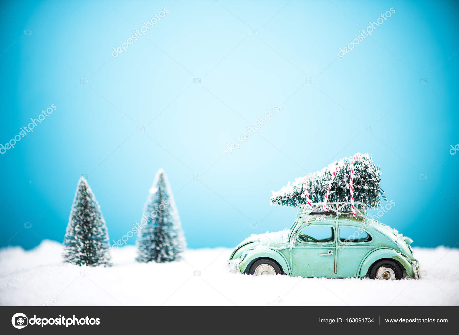 おもちゃの車の屋根の上クリスマス松の木を運ぶ ストック写真 C Merc67 おもちゃの車の屋根の上クリスマス松の木を運ぶ ストック写真 C Merc67