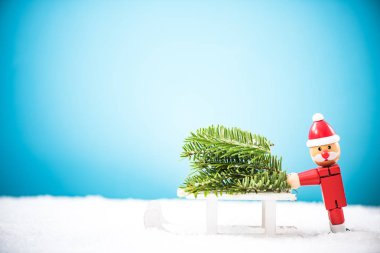 Komik Noel Baba Noel ağacı karda taşımak