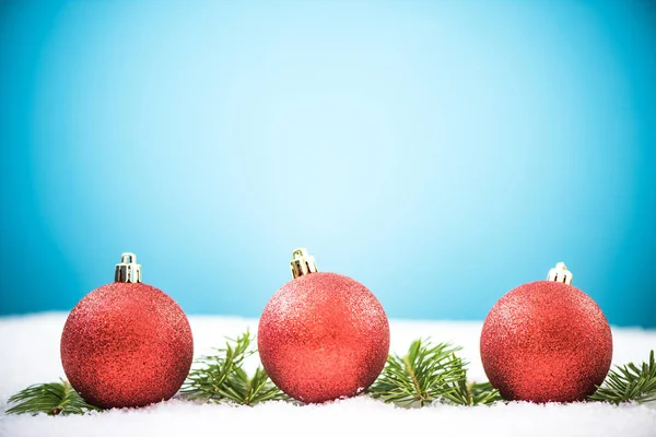 Red Christmas balls in snow, copy space — Stock Photo, Image