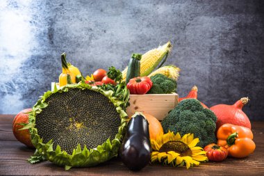 Ahşap masa üzerinde taze canlı sebze