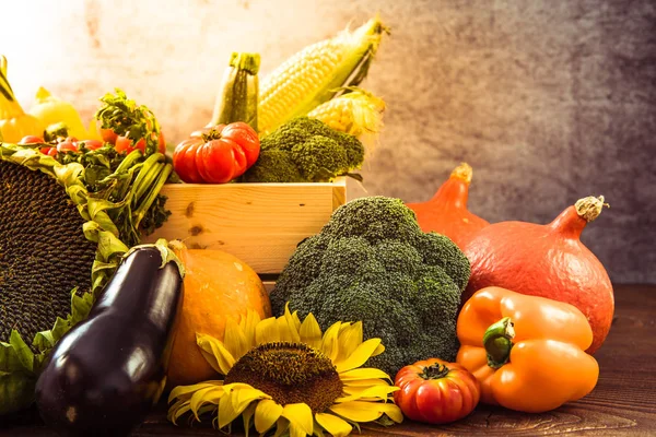 Fából készült doboz őszi piacon friss termés zöldségek — Stock Fotó