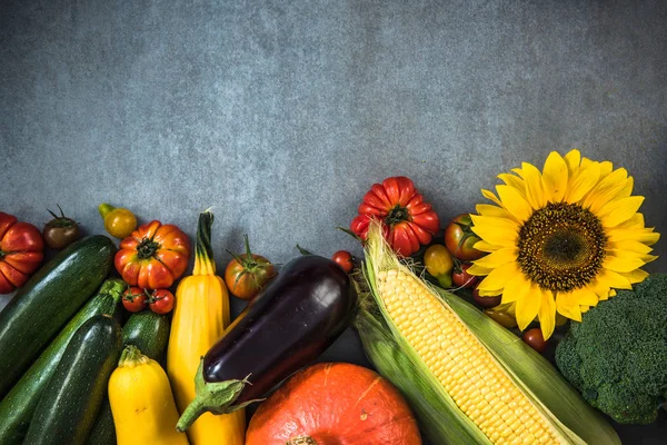 Lebendiger Herbstmarkt mit frischem Gemüse — Stockfoto