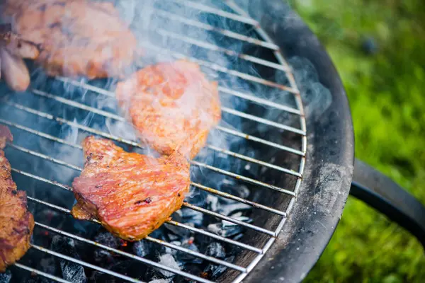 Görünümü üzerinde sıcak kılavuz barbekü ızgara et kadar kapatın