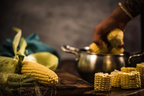 Gotowania nierozdrobnionej kukurydzy na płytę — Zdjęcie stockowe