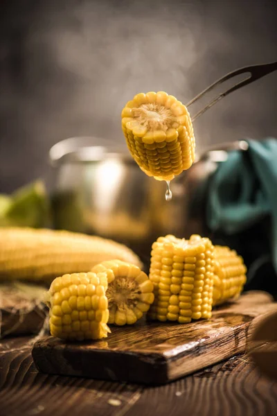 Gorącej parze gotowane kukurydzy — Zdjęcie stockowe