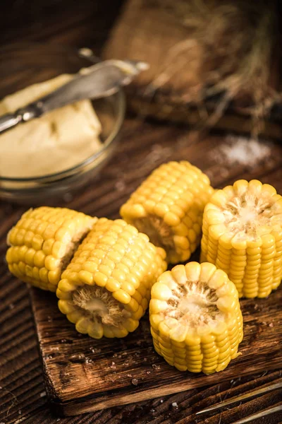 Gotowane i solone kukurydzy cob z masłem — Zdjęcie stockowe
