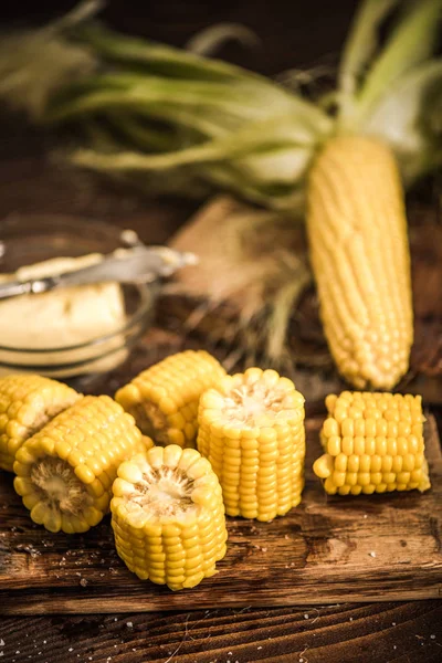 Gotowane i solone kukurydzy cob z masłem — Zdjęcie stockowe