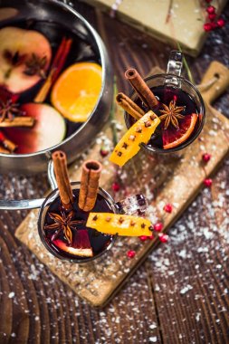 Şenlikli sıcak sıcak kırmızı şarap hizmet