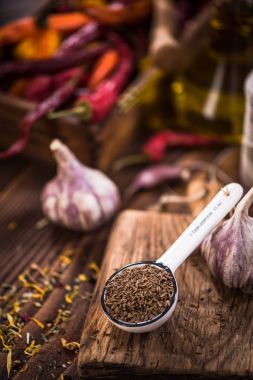 Bütün Kimyon tohumu kaşık, baharatlar ve otlar kavramı