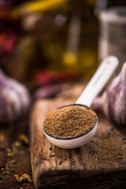 Öğütülmüş Kimyon tohumu tozu kaşık üzerinde