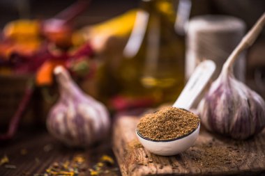 Öğütülmüş Kimyon tohumu tozu kaşık üzerinde