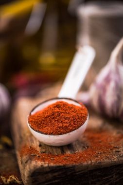 Kırmızı biber tozu kaşık üzerinde