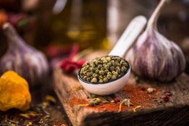 Yeşil biber bütün tohumlar üzerinde kaşık