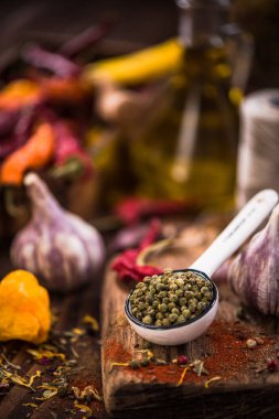 Yeşil biber bütün tohumlar üzerinde kaşık