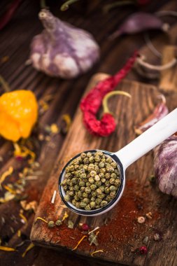 Yeşil biber bütün tohumlar üzerinde kaşık