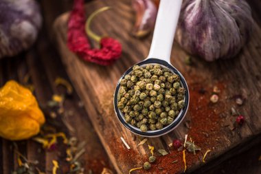 Yeşil biber bütün tohumlar üzerinde kaşık