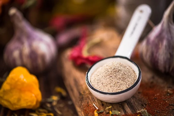 Beyaz biber tozu kaşık üzerinde