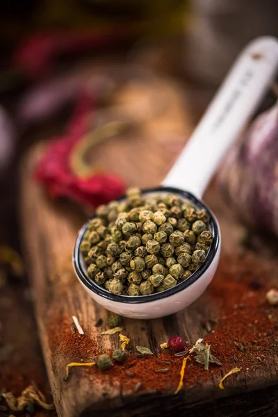 Groene peper hele zaden op lepel — Stockfoto