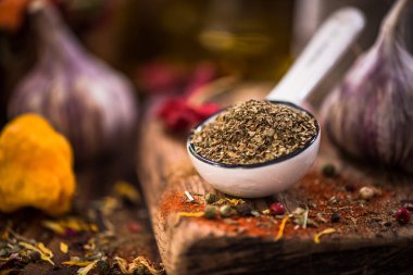 Öğütülmüş ve kurutulmuş fesleğen bitki üzerinde kaşık