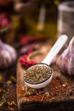 Öğütülmüş ve kurutulmuş fesleğen bitki üzerinde kaşık