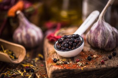 Juniper berry tohumu kaşık üzerinde