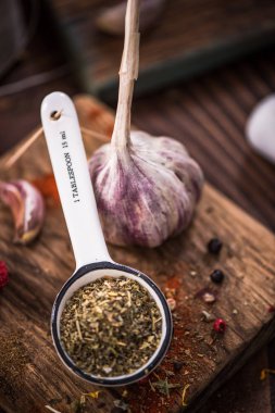 Povence otlar üzerinde kaşık