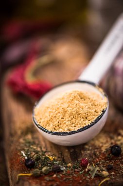 Kurutulmuş zencefil tozu kaşık üzerinde