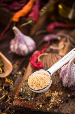 Kurutulmuş zencefil tozu kaşık üzerinde