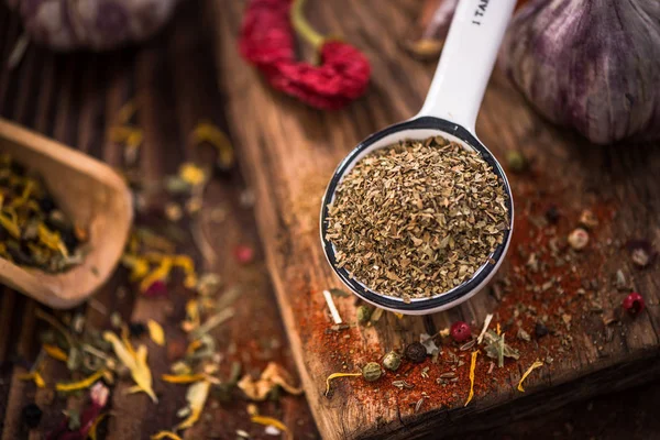 Herbe de basilic séchée et broyée sur cuillère — Photo