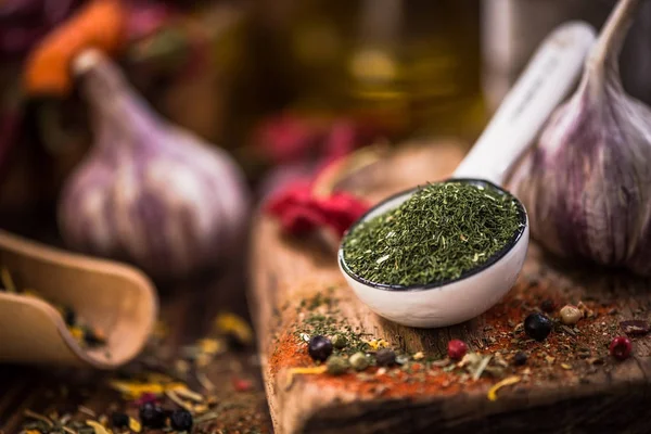 Kuru dereotu kaşık üzerinde. Baharat ve otlar
