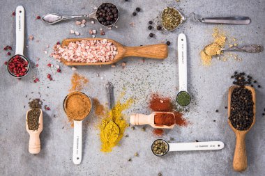 Kaşık ile baharat Beton taş kayrak üzerine