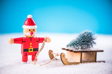 Komik Noel Baba taşımak Noel ağacı üzerinde oyun kompleksler