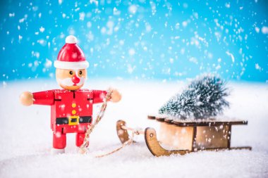 Komik Noel Baba taşımak Noel ağacı üzerinde oyun kompleksler