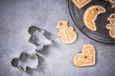 Gingerbread el çerezleri Noel için dekore edilmiş