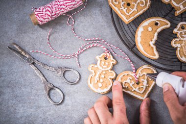 El ile dekorasyon Noel kurabiyeleri