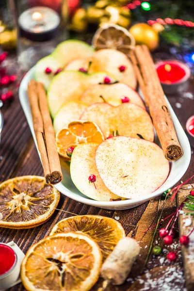 Gekruide appels geserveerd op Kerstmis — Stockfoto