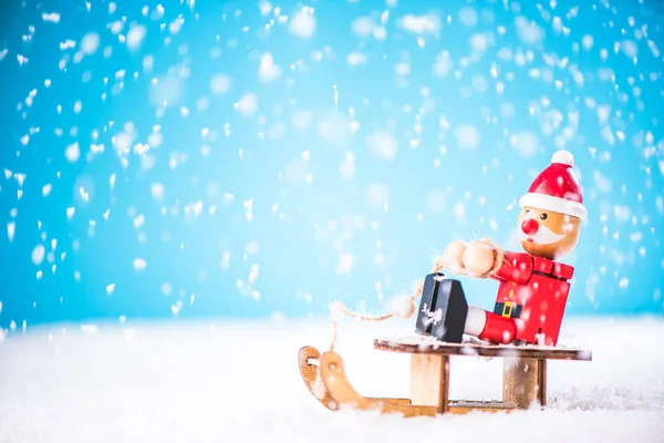 Papai Noel se divertir no trenó de neve, inverno e tempo de Natal — Fotografia de Stock