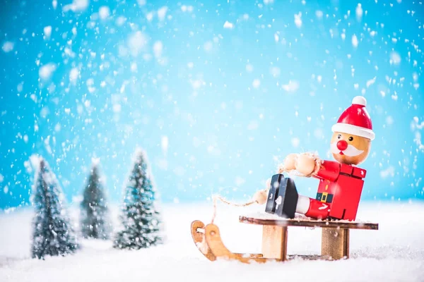 Санта развлекается на снежных санях, зимой и на Рождество — стоковое фото