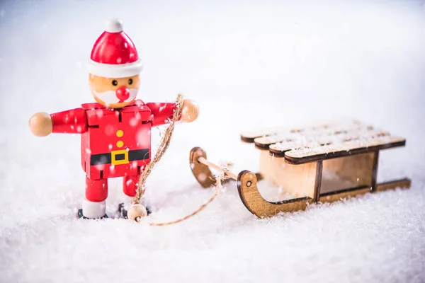 Забавный Санта в зимней сцене на снежных санях — стоковое фото