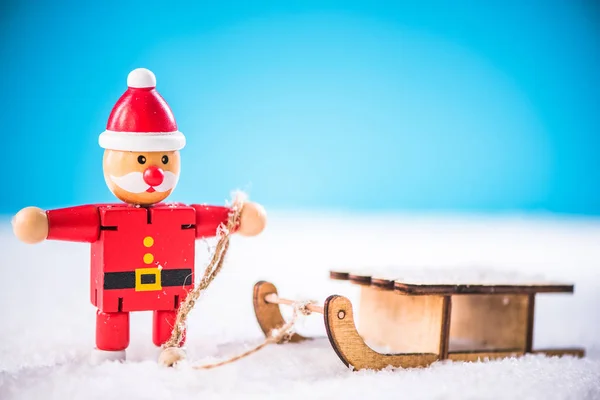 Забавный Санта в зимней сцене на снежных санях — стоковое фото