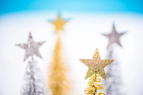 Árvore de Natal abstrata na neve — Fotografia de Stock