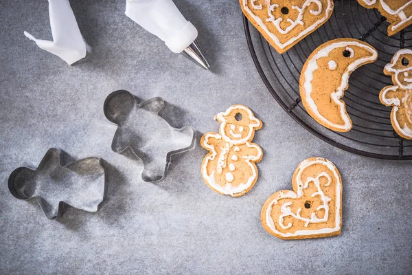 Biscuits décorés à la main en pain d'épice pour Noël — Photo