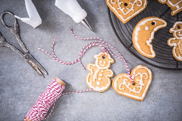 Biscuits décorés à la main en pain d'épice pour Noël — Photo