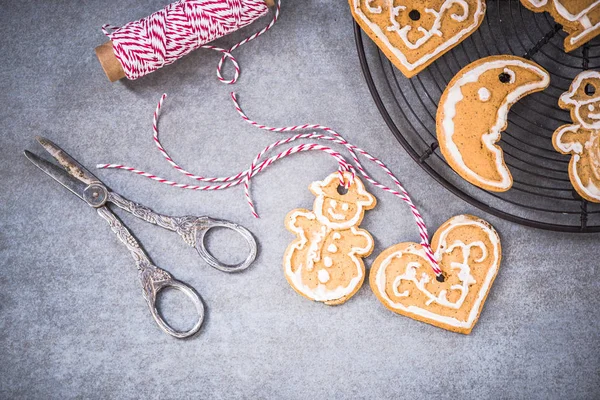 Gingerbread el çerezleri Noel için dekore edilmiş