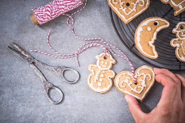 Biscuits de Noël décorant à la main — Photo
